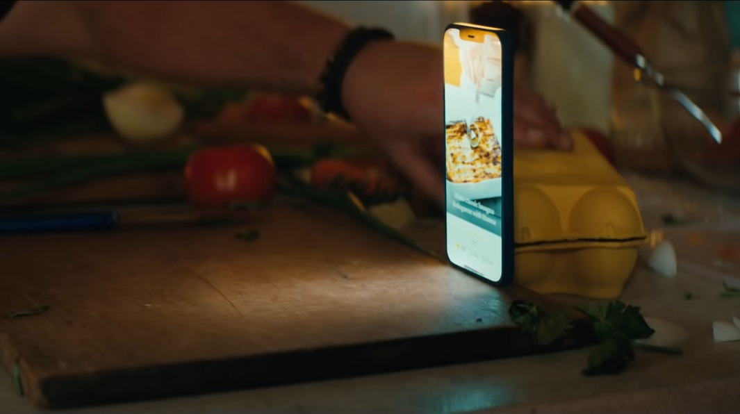 蘋果發布 iPhone 12 Cook 宣傳片:在廚房展現防塵防水效果
