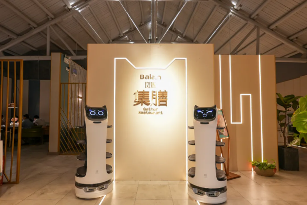 普渡機器人“貝拉”強勢入駐集膳斑斕,助力餐廳服務智慧升級