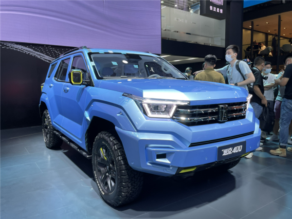 中大型越野SUV！長城坦克400正式發布 機甲風酷似豐田FJ