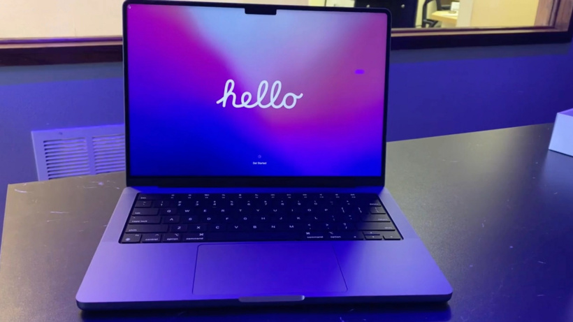 全新蘋果 M1 Pro/Max 版 MacBook Pro 14 開箱實拍照片曝光:劉海屏、全黑鍵盤設計