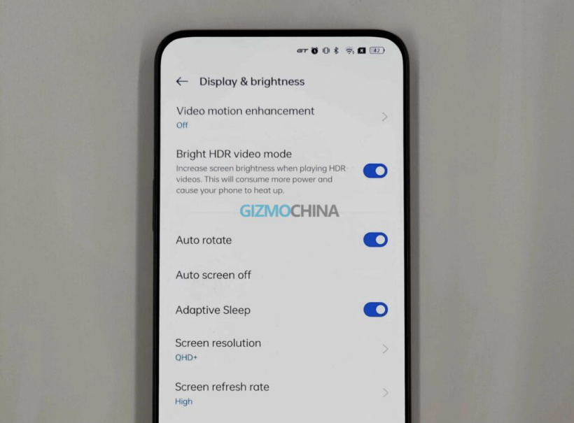 realme GT 2 Pro 實拍照曝光：采用屏下前置攝像頭，2K 屏