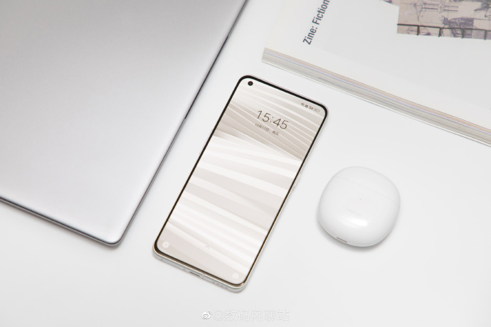 realme 真我 GT2 Pro 正面曝光:左上角打孔,邊框極窄